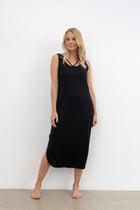 The NES Reversible Lattice Merino Slip is a&nbsp;layering essential with a clever twist — the Reversible Lattice Merino Slip offers two looks in one with its versatile design. Made from soft, breathable merino in our signature lattice knit, it's perfect for wearing under sheer styles or on its own as a luxe lounge piece. The slim fit sits comfortably against the body, providing warmth without bulk, and transitions seamlessly across seasons.