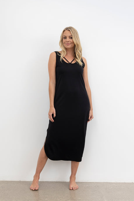 The NES Reversible Lattice Merino Slip is a layering essential with a clever twist — the Reversible Lattice Merino Slip offers two looks in one with its versatile design. Made from soft, breathable merino in our signature lattice knit, it's perfect for wearing under sheer styles or on its own as a luxe lounge piece. The slim fit sits comfortably against the body, providing warmth without bulk, and transitions seamlessly across seasons.