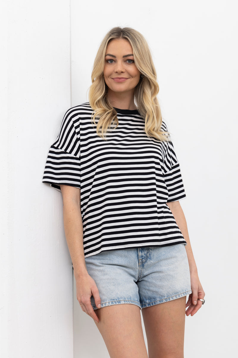 Lee Tee is a NES staple.

High-Low hem detailing.

Boxy Tee style.

Great worn back with jeans or a summer skirt or worn under a jacket for casual Fridays.


Model is 5'9 wears XS (8)

NES&nbsp; Team fit advise: if you are broader through the shoulder and bust we suggest sizing up.&nbsp;

Available in: black, white &amp; Stripe

Composition: Black &amp; White 100% organic cotton. Stripe viscose/spandex

BRAND: NES

Designed &amp; Made in New Zealand