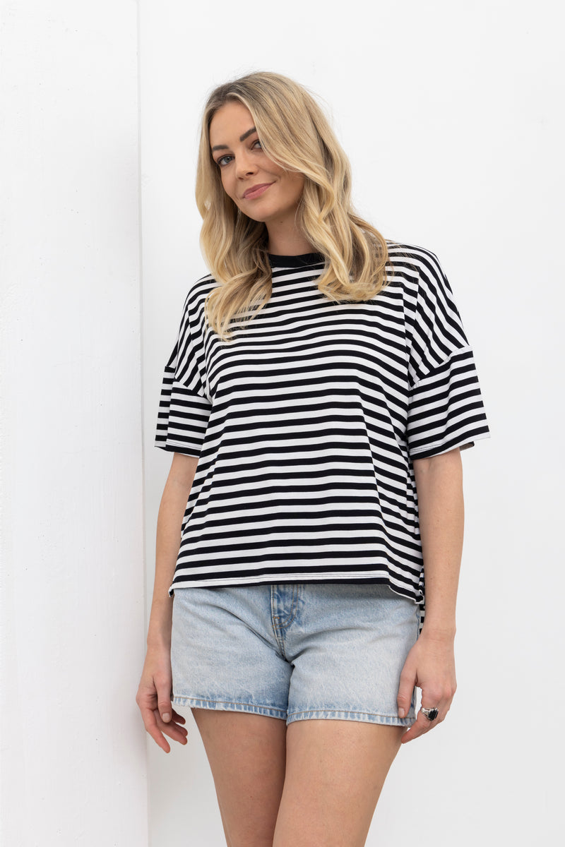 Lee Tee is a NES staple.

High-Low hem detailing.

Boxy Tee style.

Great worn back with jeans or a summer skirt or worn under a jacket for casual Fridays.


Model is 5'9 wears XS (8)

NES&nbsp; Team fit advise: if you are broader through the shoulder and bust we suggest sizing up.&nbsp;

Available in: black, white &amp; Stripe

Composition: Black &amp; White 100% organic cotton. Stripe viscose/spandex

BRAND: NES

Designed &amp; Made in New Zealand