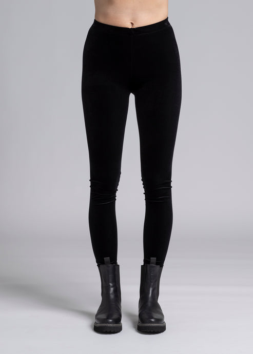NES Velvet Legs – Stunning embossed black velvet leggings that offer the perfect combination of style and comfort. These leggings provide ultimate warmth and a luxurious feel, thanks to the rich velvet fabric. Featuring a high-waisted design with a soft elasticated band for a secure yet comfortable fit, they’re perfect for all-day wear.