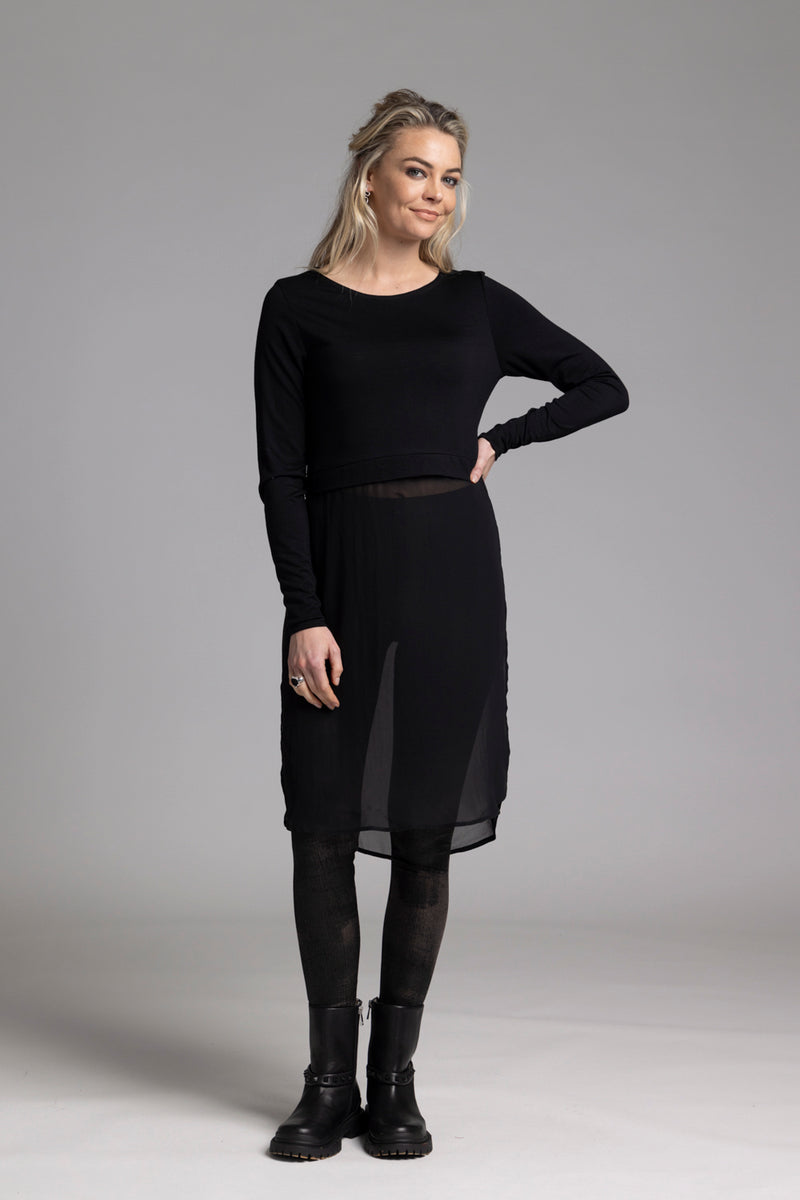 The NES Crossfire Tunic is your ultimate go-to style for both comfort and versatility. Featuring a merino wool upper and a chiffon lower, this tunic offers a perfect balance of softness and flow. It pairs effortlessly with skinny fit jeans or wide-leg pants, making it a versatile option for any wardrobe. Ideal for traveling, the Crossfire Tunic is lightweight and easy to dress up or down, allowing you to create a chic look whether you’re on the go or relaxing. A stylish and practical piece for any occasion!
