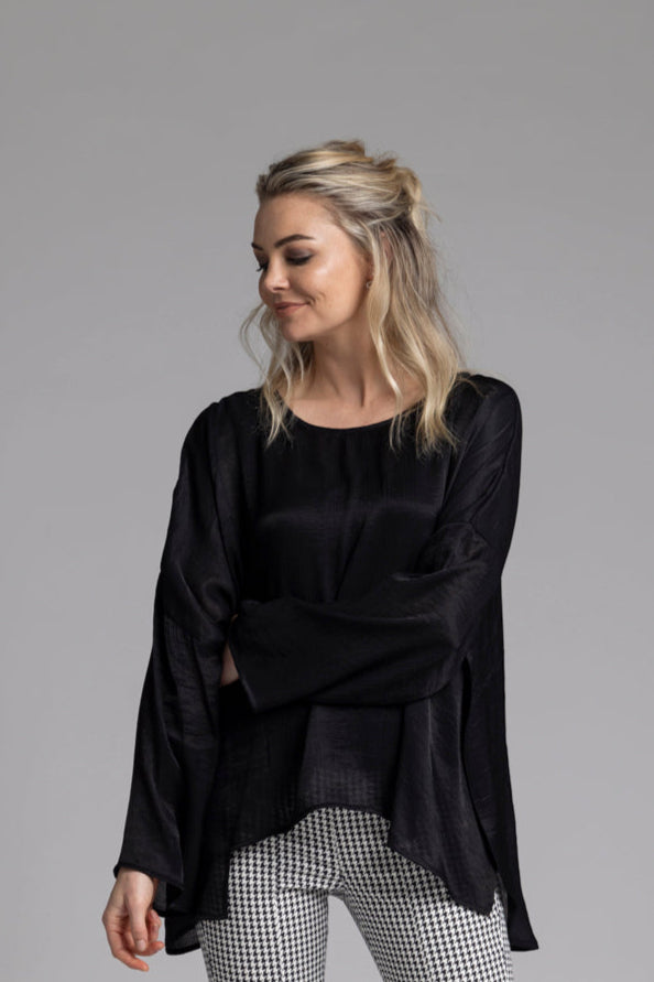 The Vita Top is our famous Civita Top with beautiful floaty sleeves added&nbsp;

Open sided dress, wear floaty or knotted to the side

Featuring an oversized flowy easy wearing top

Multi-seasonal &amp; easily dressed up or down