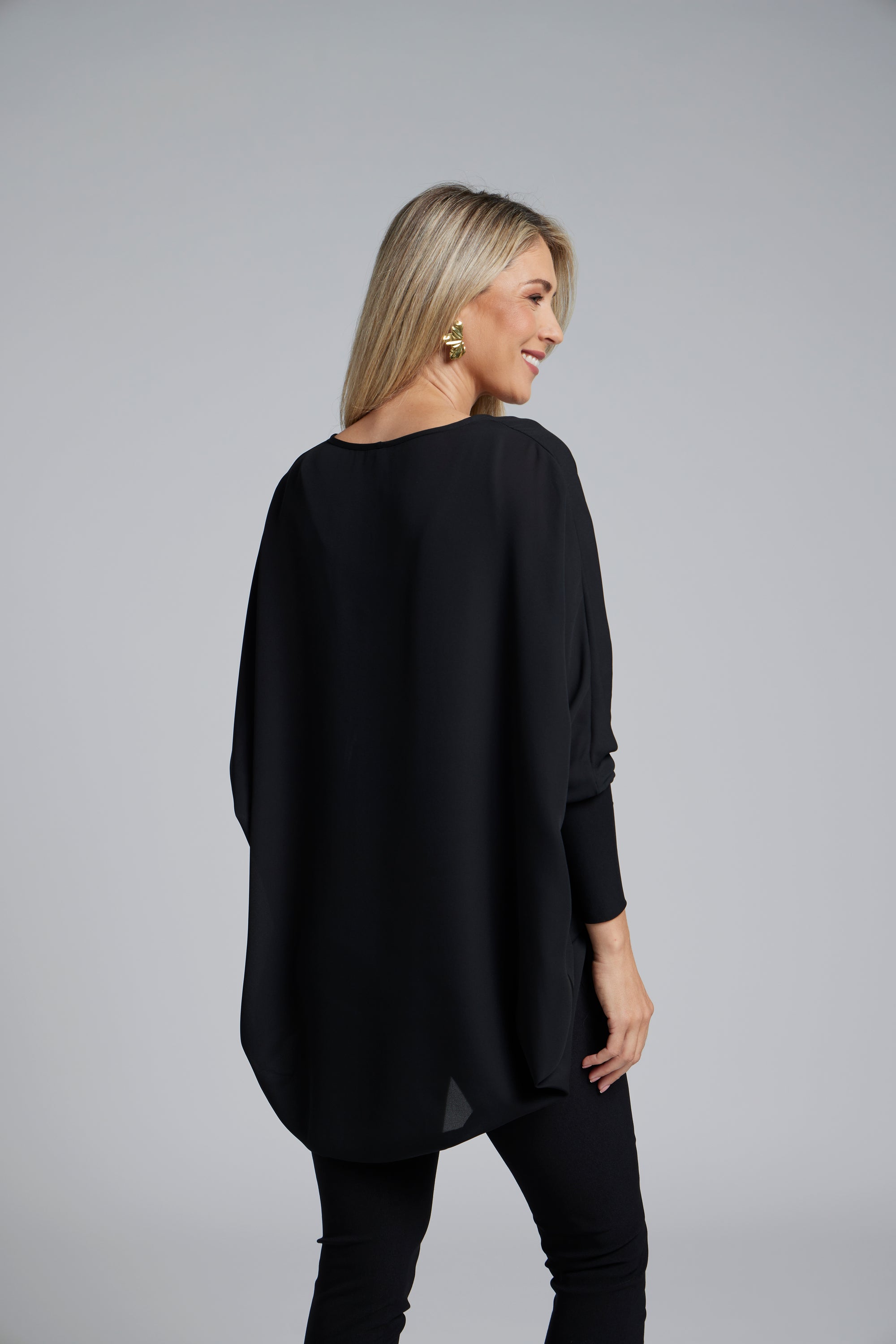 The N-E-S Virtue Tunic – a floaty, relaxed tunic with a scoop neck, curved hem and effortless drape. Perfect layered over a Lattice Singlet. NZ made.