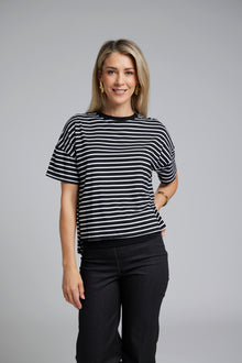 NES Lee Tee – Effortless Everyday Staple The Lee Tee is a NES wardrobe staple, designed in a relaxed boxy fit with a slight drop shoulder. Featuring a high-low hem and subtle side seam splits, it’s perfect for layering or wearing solo. made in NZ