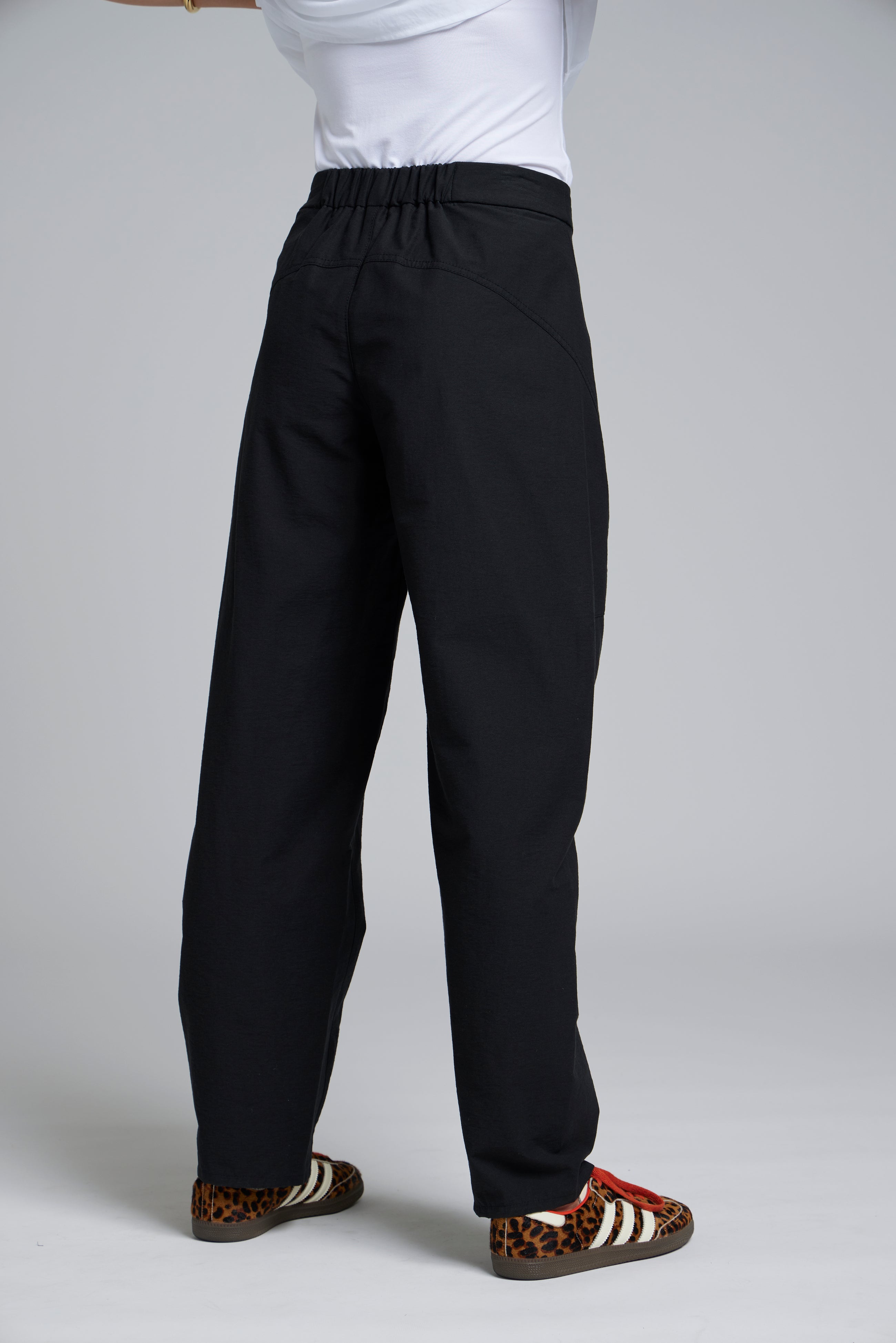 Demi Pant – Easy Utility, Slight Barrel leg with a Modern Edge

The nes Demi Pant brings a fresh utilitarian feel to everyday dressing, featuring the much-loved Gin Pant upper. With a side seam zip, elasticated back waistband for comfort, and front pockets, it’s finished with barrel-style seams that taper at the hem for a flattering shape. made nz