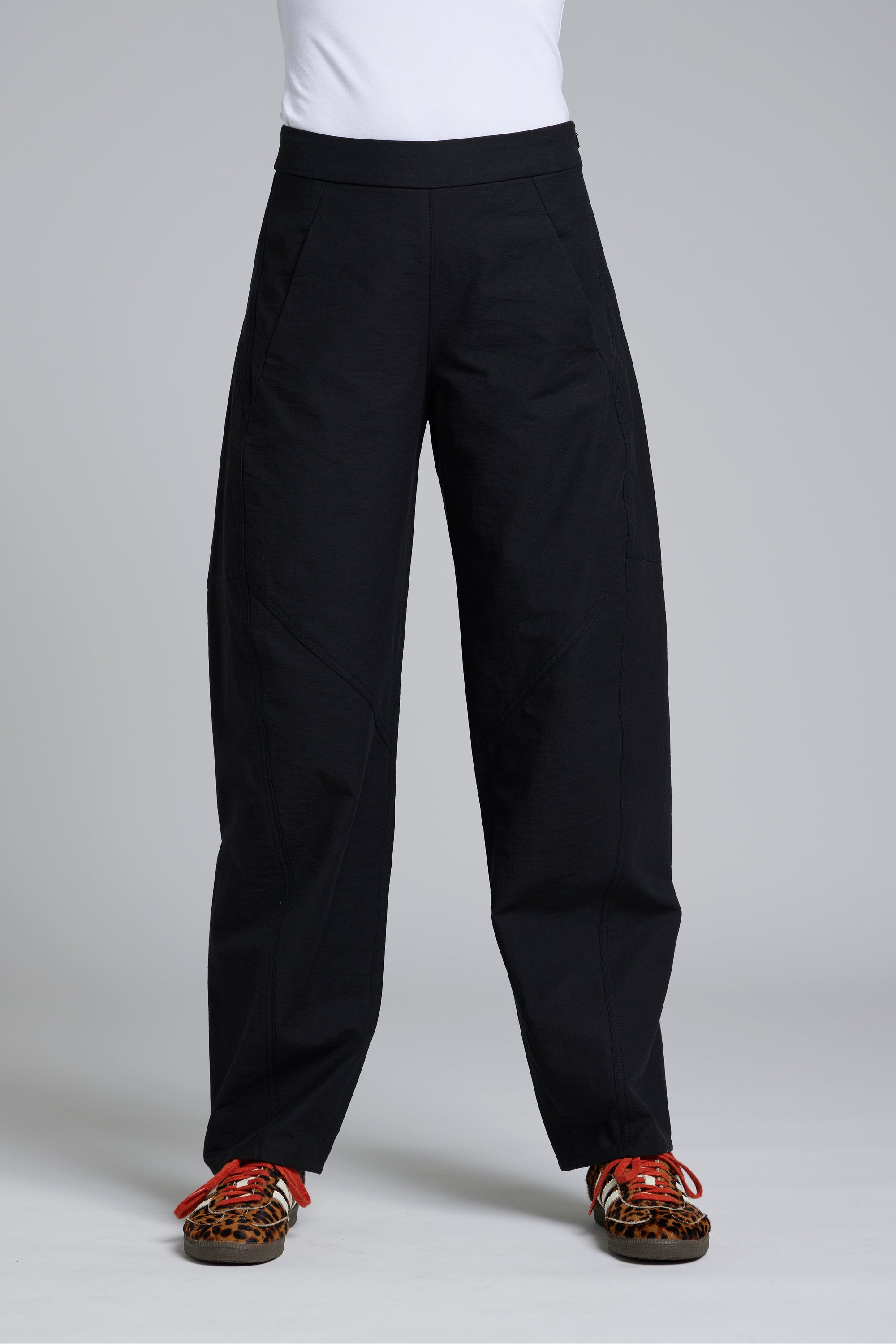 Demi Pant – Easy Utility, Slight Barrel leg with a Modern Edge

The nes Demi Pant brings a fresh utilitarian feel to everyday dressing, featuring the much-loved Gin Pant upper. With a side seam zip, elasticated back waistband for comfort, and front pockets, it’s finished with barrel-style seams that taper at the hem for a flattering shape. made nz