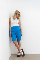 NES Gin linen short - Sky. 
Features angled pockets.
Flat front & covered elasticated back.
Leg length finish just on the knee.
