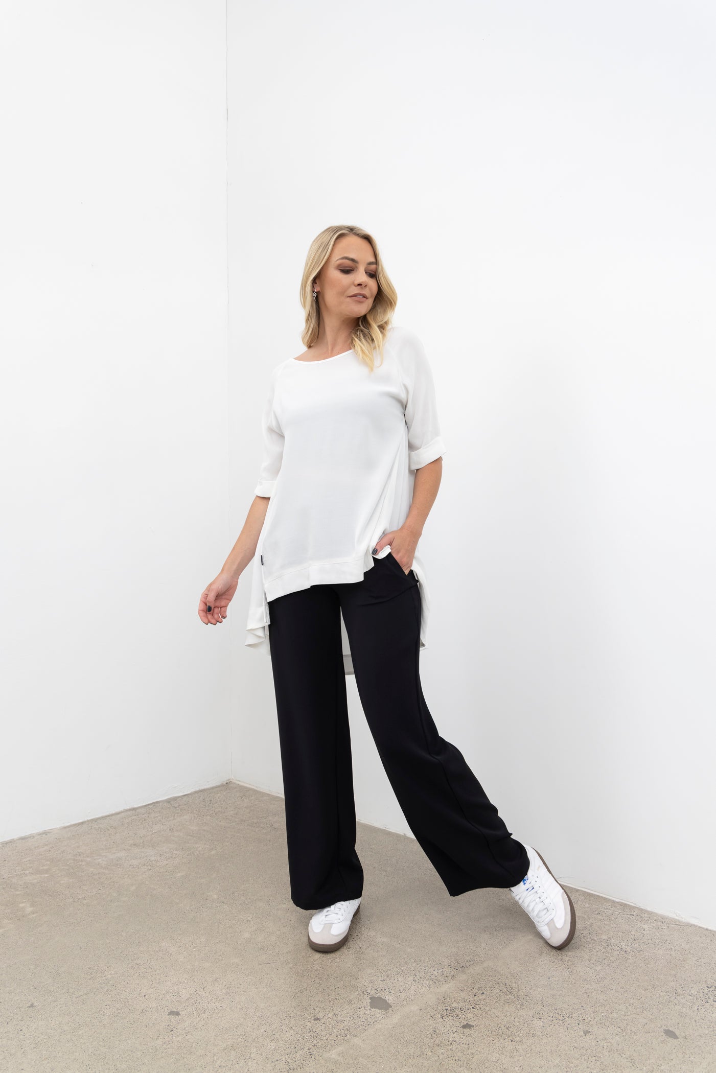 NES OKSANA TUNIC, STONE. Beautiful draping, with cuffed sleeve. Composition: 100% Viscose
