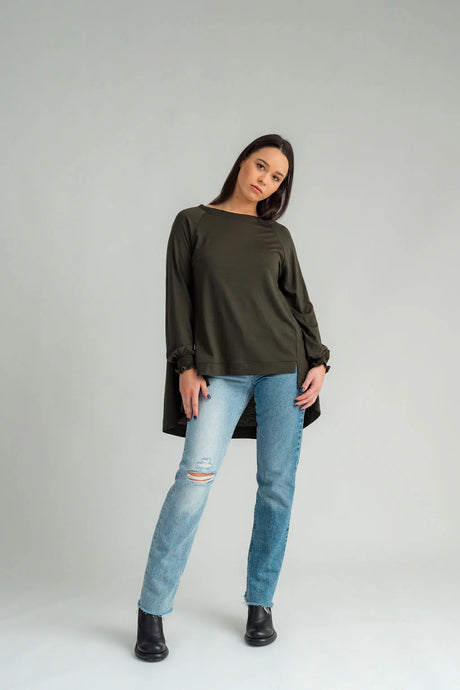 Oksana is a beautifully draping, versatile tunic

Floaty style


ruffled cuffed sleeve

Hi-low hemline

Scoop neckline

Available in: artillery & black


Composition: merino