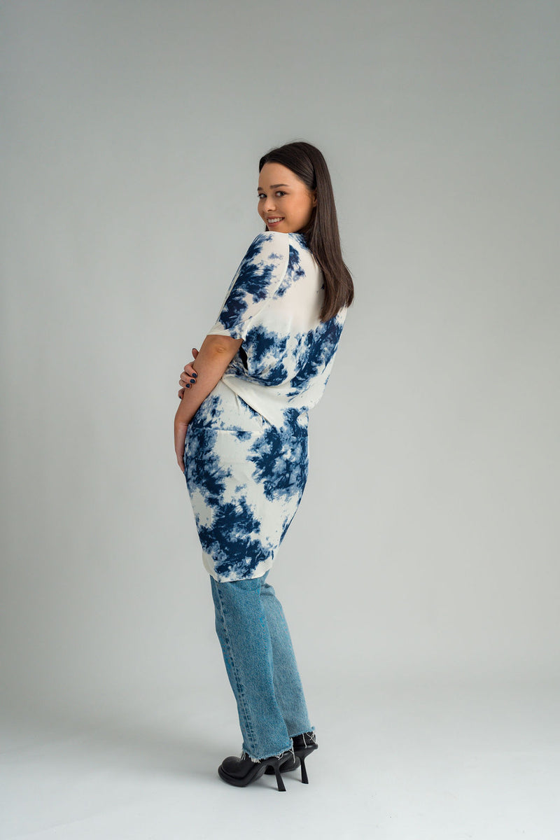 The NES Adele Tunic is a favourite piece that effortlessly transitions from casual to dressy. Pair it with your favourite pants, jeans, or our NES Rib Skirt for a chic look. Featuring a modern twist crossover, this tunic can be worn at the front or back, or flipped upside down for a unique twist where the long back drapes around your shoulders and front neck. Made from breathable viscose georgette, it’s comfortable and light