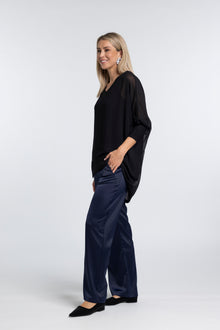 The NES Virtue Tunic – a floaty, relaxed tunic with a scoop neck, curved hem and effortless drape. Perfect layered over a Lattice Singlet. NZ made.
