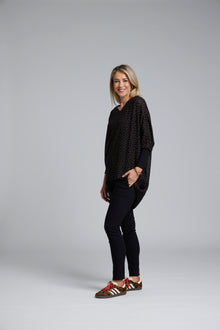 The NES Virtue Tunic by N-E-S – a floaty, relaxed tunic with a scoop neck, curved hem and effortless drape. Perfect layered over a Lattice Singlet. NZ made.