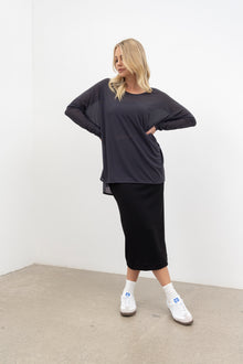 NES Step Mesh top, Charcoal. Our Step Mesh Top is soft and floaty. Easy wearing, made in a sheer mesh fabric, features side splits a hi-low hemline, wide neckline. Fitted raw edge sleeved.
Composition: Nylon Mesh