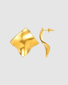 Nora Earrings in radiant gold with bold, fluid, sculptural curves that catch the light for a modern, statement finish. Stud closure with a 3 x 3 cm size, crafted from stainless steel with gold plating. Waterproof, hypoallergenic, and lightweight at 11g.