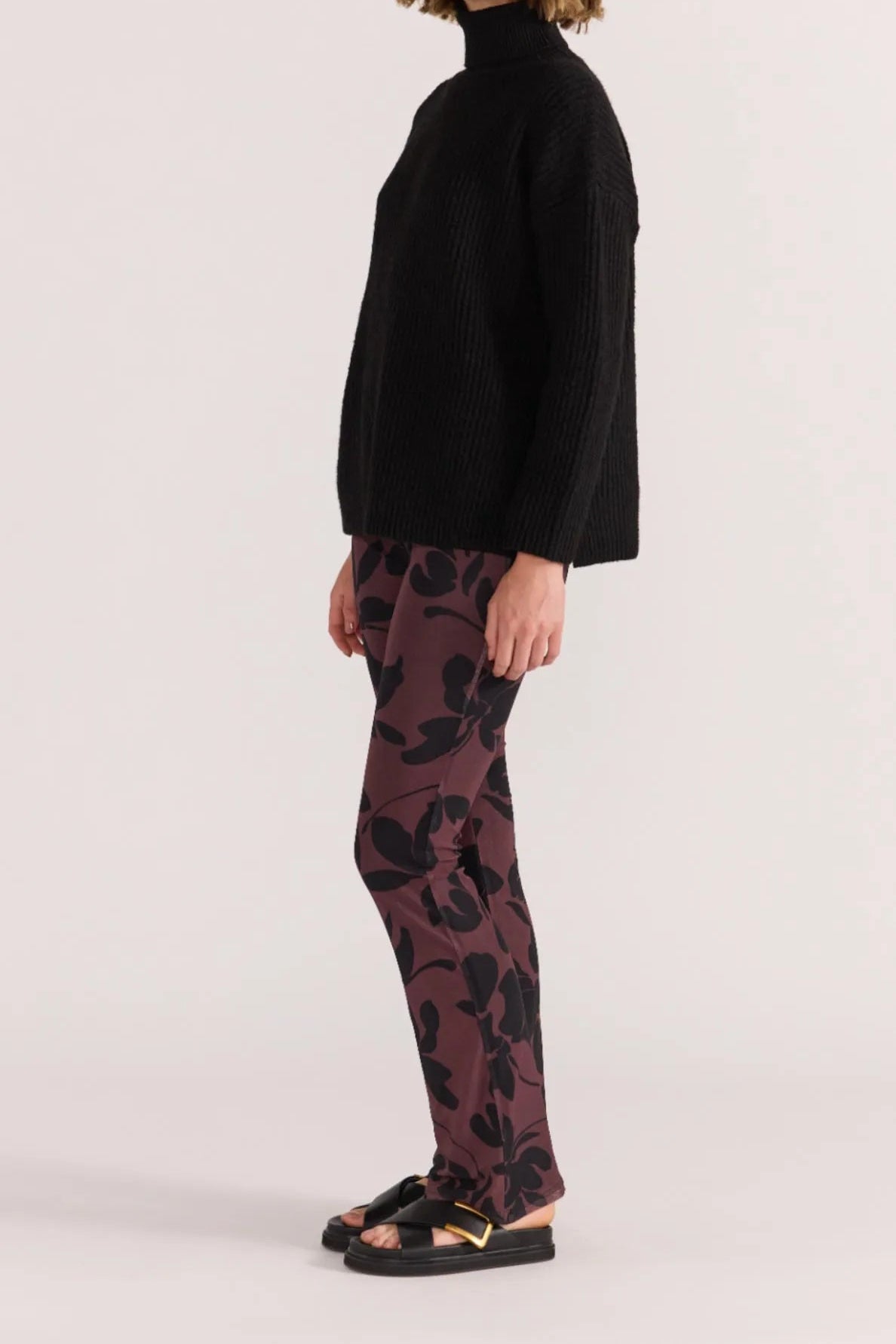 The Staple the Label Olina Mesh Pants feature the same moody floral print as the matching top, crafted in a sheer stretch mesh that moves with you. With a flattering flared leg and pull-on waistband, these pants bring serious 90s energy with a modern edge.
- Sheer mesh fabric with all-over black floral print
- Elastic waistband for comfort and ease
- Slim fit through the leg with a slight flare