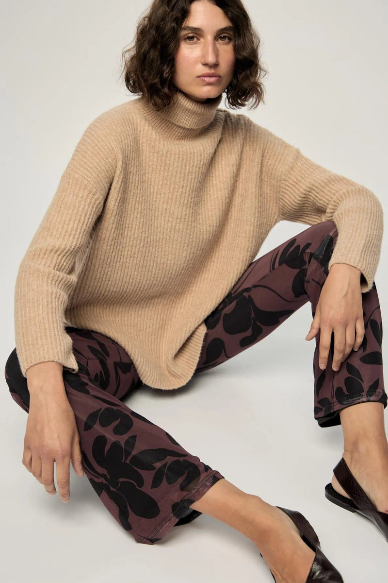 The Staple the Label Olina Mesh Pants feature the same moody floral print as the matching top, crafted in a sheer stretch mesh that moves with you. With a flattering flared leg and pull-on waistband, these pants bring serious 90s energy with a modern edge.
- Sheer mesh fabric with all-over black floral print
- Elastic waistband for comfort and ease
- Slim fit through the leg with a slight flare