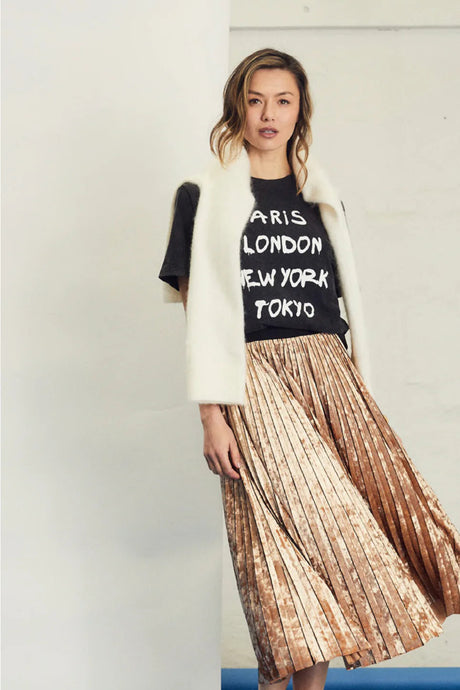 Channel urban chic with the We are the Others, Lana Vintage Tee - Noir Cities. This relaxed-fit tee blends effortless style with a touch of edge, featuring a bold 