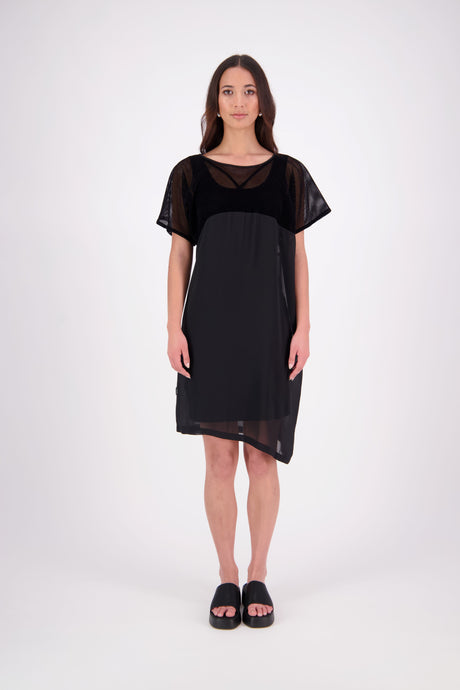 NES Norton Dress is a effortlessly chic chiffon piece that offers versatile styling options. With a flattering length that finishes just above the knee, this dress features a contrast top panel for added visual interest. Perfect for both dressing up or down, the Norton Dress can be worn alone or layered over skinny pants for a different look.