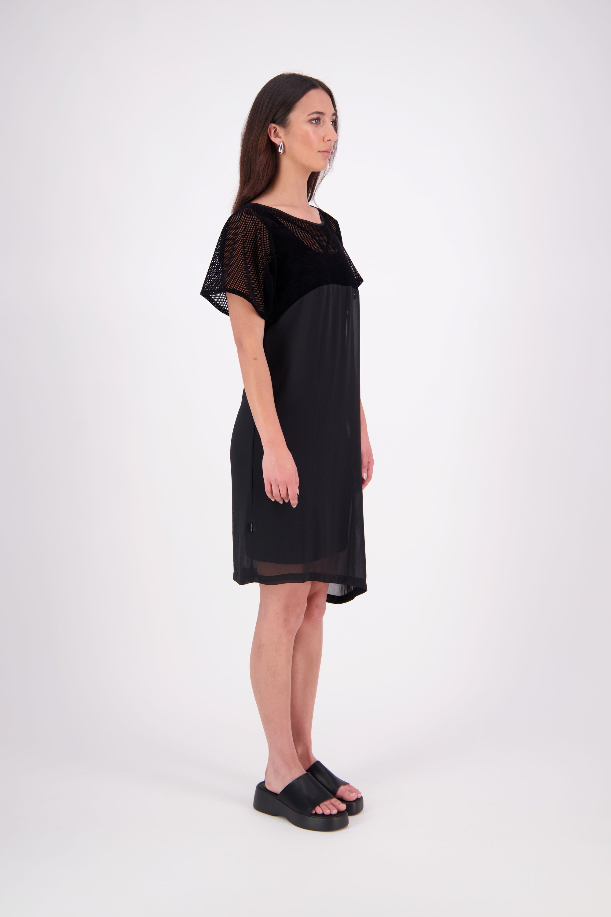 NES Norton Dress is a effortlessly chic chiffon piece that offers versatile styling options. With a flattering length that finishes just above the knee, this dress features a contrast top panel for added visual interest. Perfect for both dressing up or down, the Norton Dress can be worn alone or layered over skinny pants for a different look.