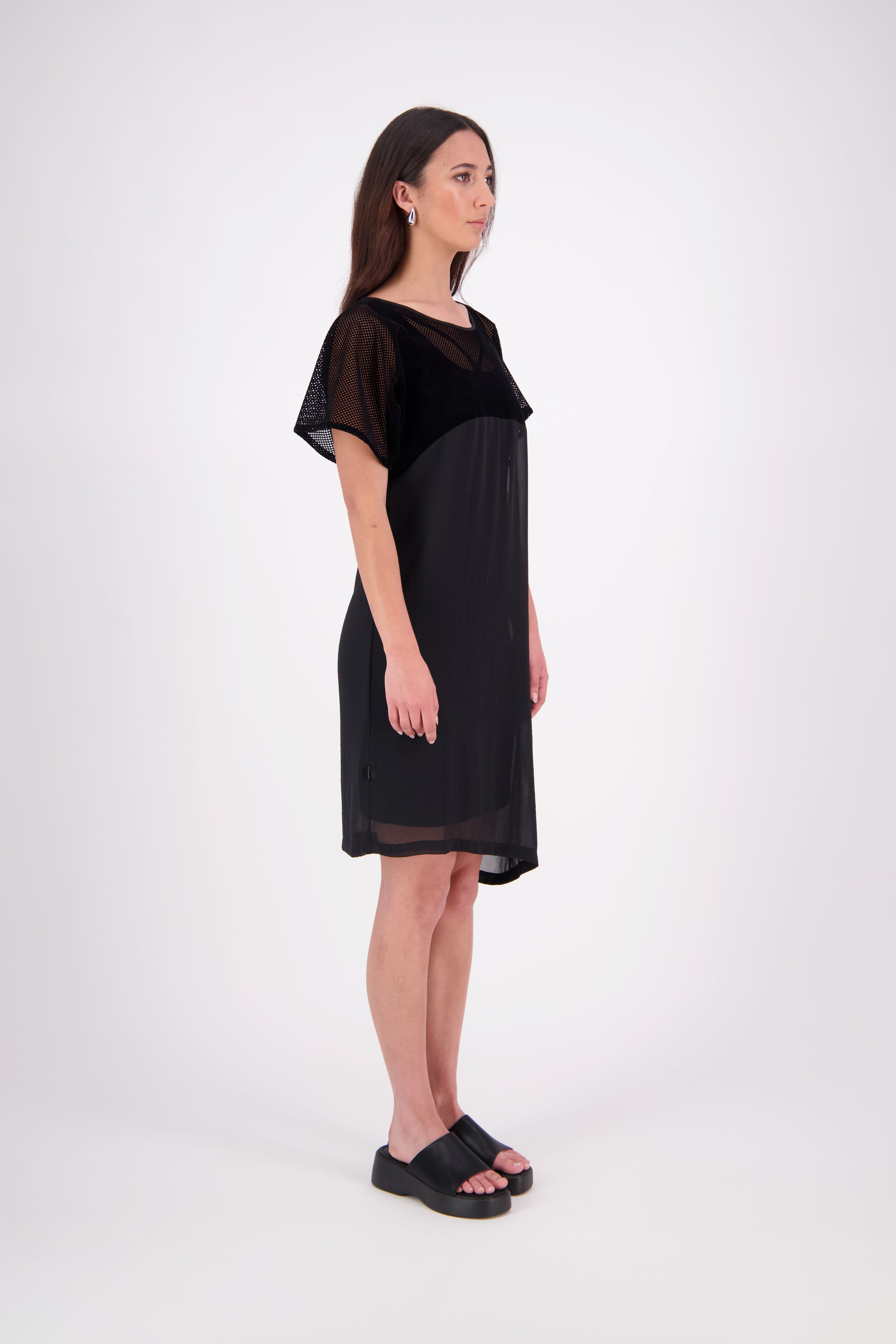 NES Norton Dress is a effortlessly chic chiffon piece that offers versatile styling options. With a flattering length that finishes just above the knee, this dress features a contrast top panel for added visual interest. Perfect for both dressing up or down, the Norton Dress can be worn alone or layered over skinny pants for a different look.