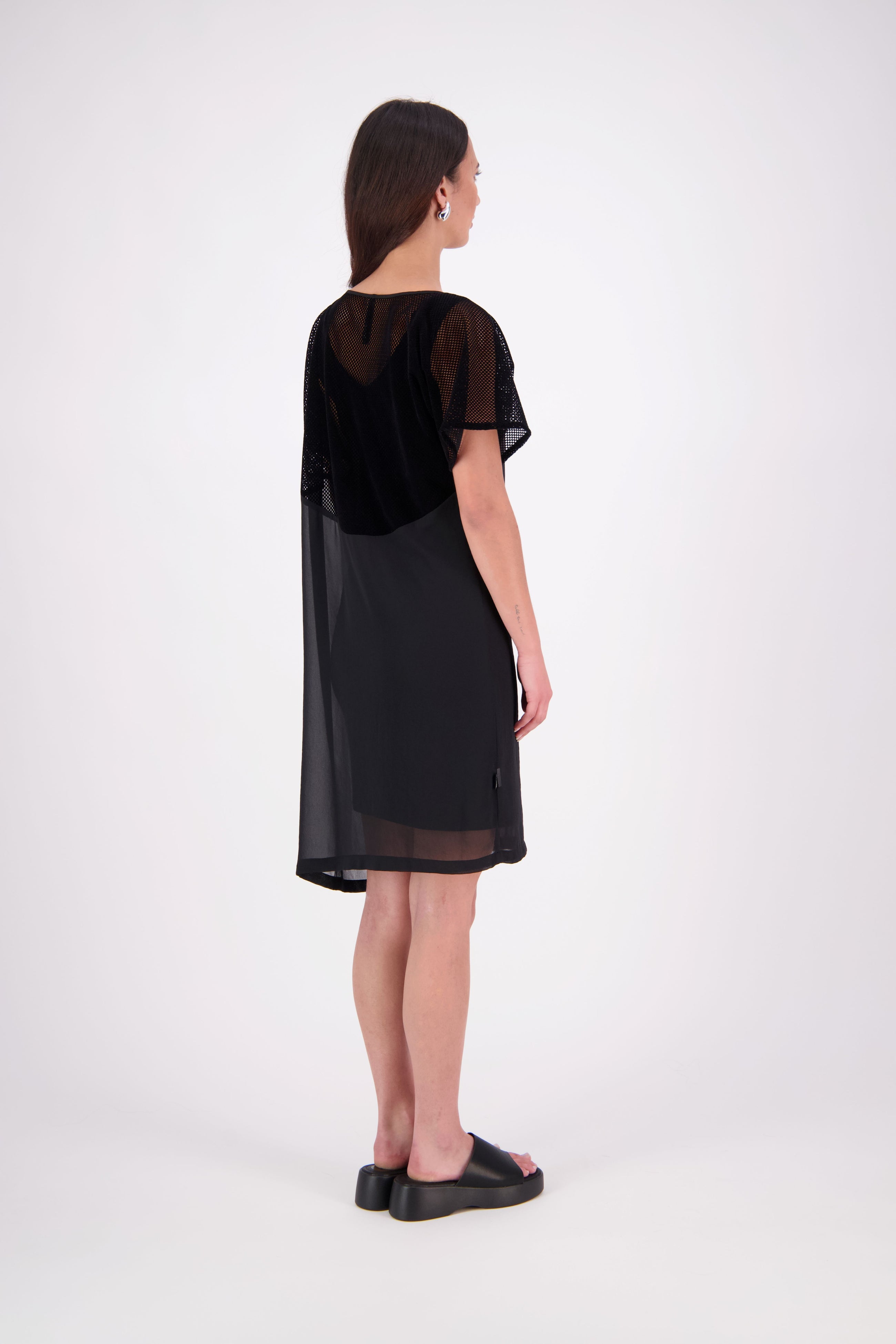 NES Norton Dress is a effortlessly chic chiffon piece that offers versatile styling options. With a flattering length that finishes just above the knee, this dress features a contrast top panel for added visual interest. Perfect for both dressing up or down, the Norton Dress can be worn alone or layered over skinny pants for a different look.