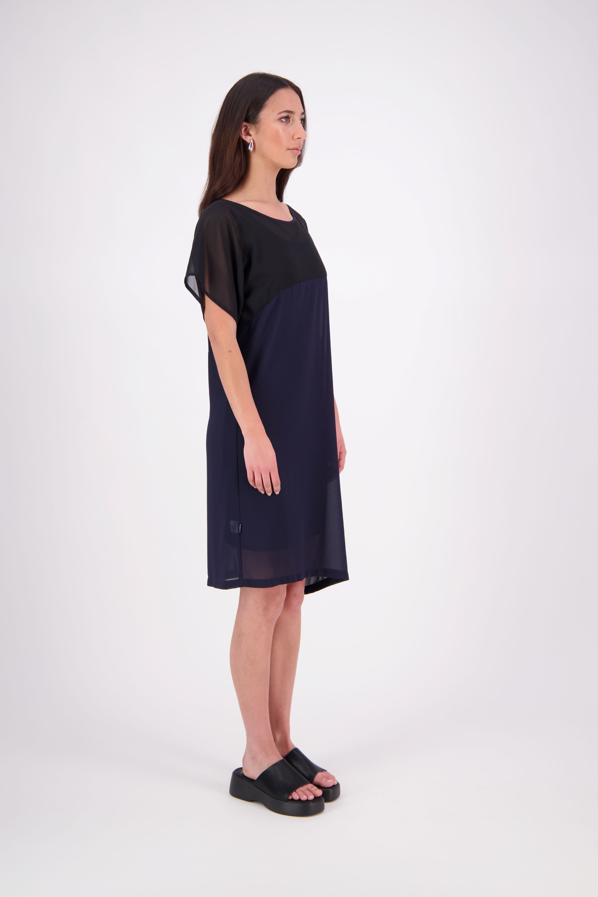 NES Norton Dress is a effortlessly chic chiffon piece that offers versatile styling options. With a flattering length that finishes just above the knee, this dress features a contrast top panel for added visual interest. Perfect for both dressing up or down, the Norton Dress can be worn alone or layered over skinny pants for a different look.