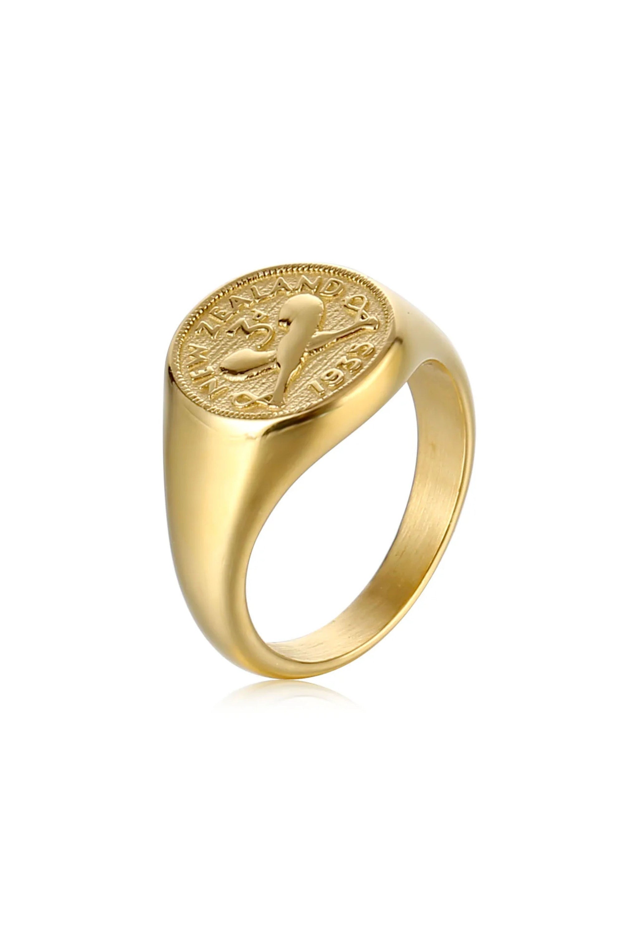The PĀMU PENELOPE RING in GOLD / size 7, is a stunning testament to the fusion of contemporary elegance and rich New Zealand heritage. Drawing inspiration from a cherished part of New Zealand's past, this exceptional ring proudly features the design of the iconic threepence coin, once in circulation from 1933 to 1936.

PĀMU jewellery is made to be worn everywhere, every day. Our pieces are water proof, sweat proof, ocean proof, nickel free and hypoallergenic.

Premium Stainless Steel + 18k gold PVD coating