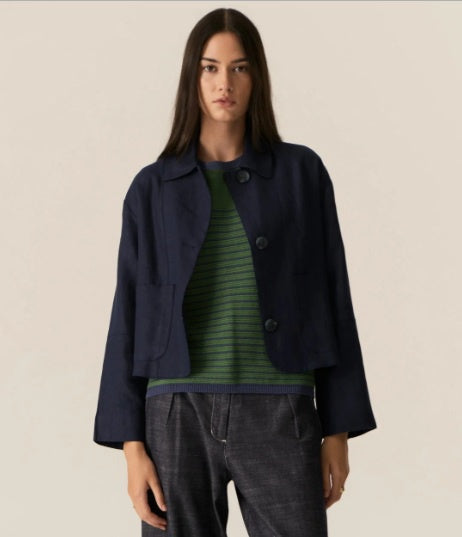 POL | SAGA JACKET : -Classic collar.
-3 button fastening, dyed to match.
-Full length sleeves.
-Two front patch pockets.
-Tonal topstitch details throughout.
-Boxy silhouette.
-Available in Butter, Blue and Ink.
-Style back with the Saga Pant in the matching colour.
-Marisa is 179cm tall and wearing a size 8 in the Ink. Valeria is 177cm tall and a 6-8 wearing a size 8 in the Butter and Blue.
-100% Linen.