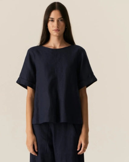 POL | SAGA TOP : -Round neckline.
-Dropped armholes.
-Short sleeves with folded cuff detail.
-Curved hip pockets with topstitching detail.
-Oversized fit - centre front and centre back pleats create a swing shape through the body.
-Styled with the Saga Button Pant.
-Marisa is a size 8 and 179cm wearing a size 8 in the Ink.
-Approximate length in cm by size: 6/59cm, 8/60cm, 10/61cm, 12/62cm, 14/63cm, 16/64cm.
-100% Linen.