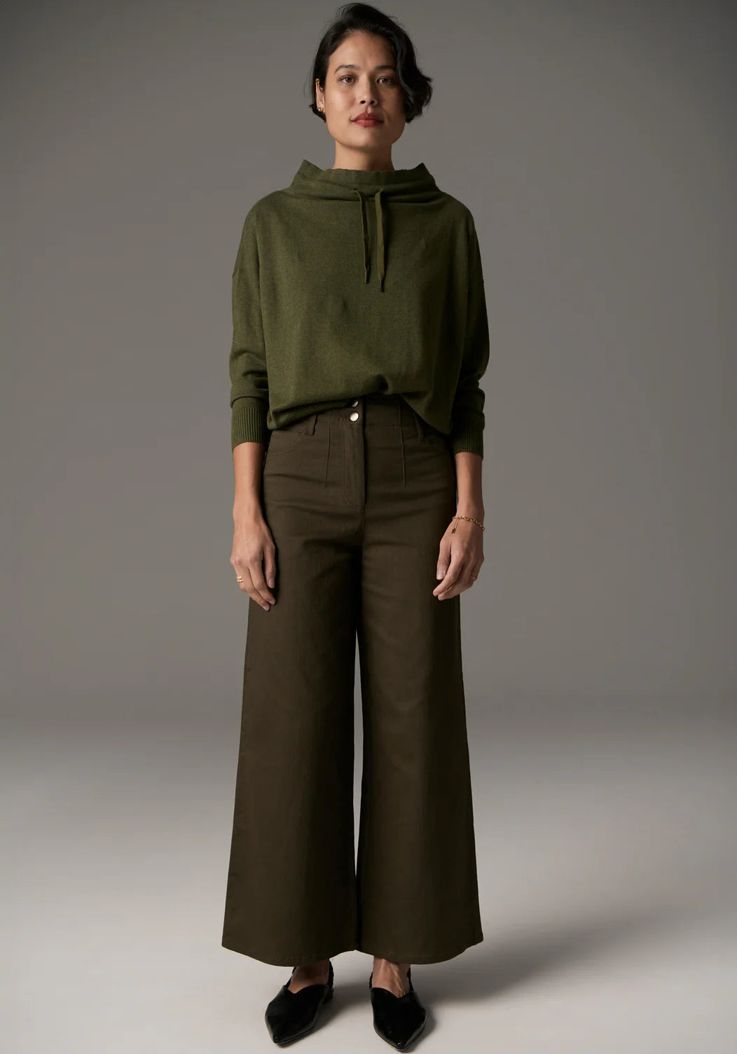 POL, Beech Drawcord Knit.
- Khaki colour.
-A wide high neckline with rose gold tipped drawstrings.
-Full length sleeves with ribbed cuffs.
-Ribbed detailing at the hem.
-Slightly cropped length - boxy silhouette.
95% Cotton / 5% Cashmere.