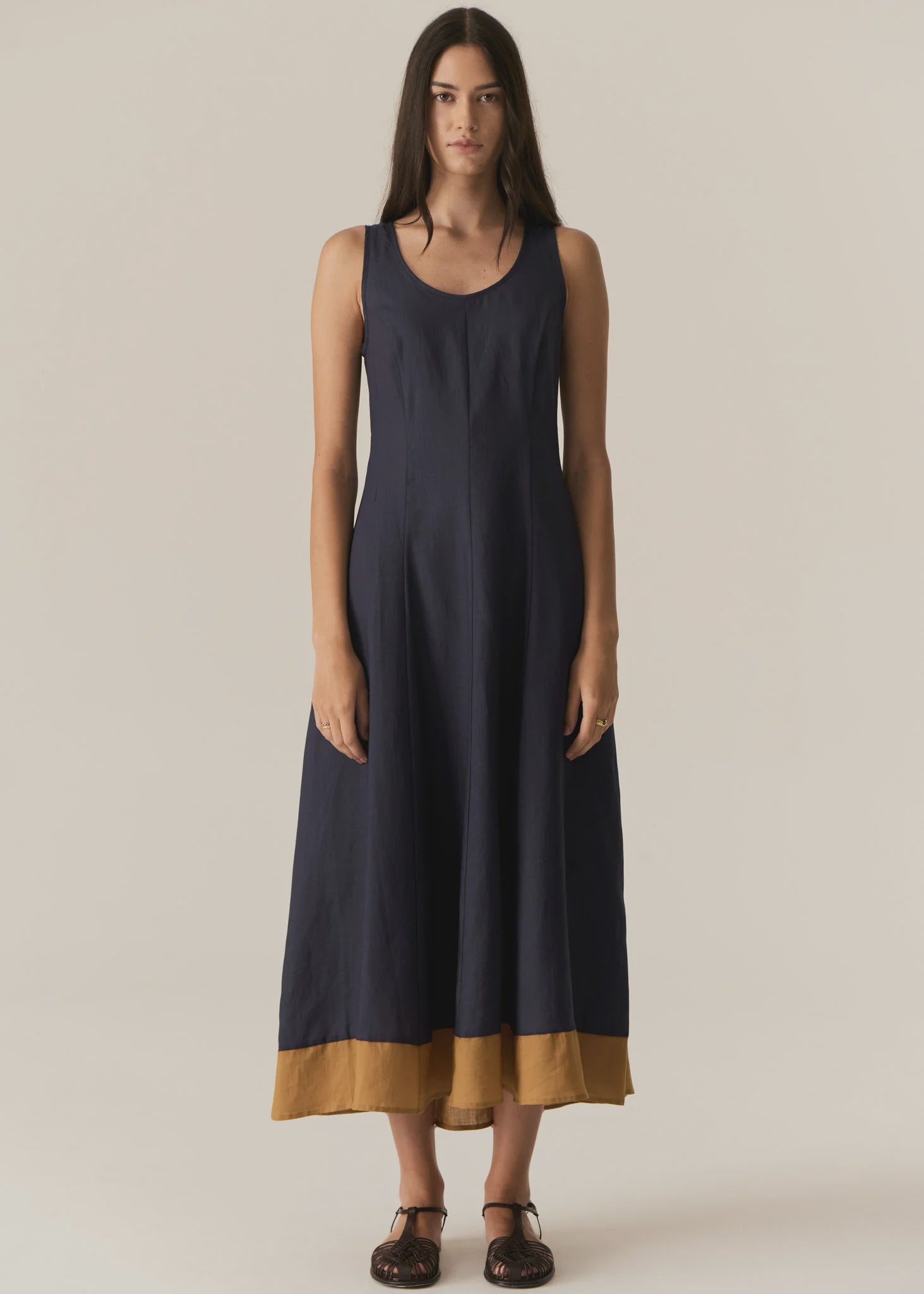 POL - SPECK CONTRAST DRESS
Featuring contrast hem detailing and a stunning silhouette, the Speck Contrast Dress can be easily dressed up or down.
-Invisible zip closure and hook and eye fastening at the centre back.
-Scooped neckline.
-Sleeveless design.
-Panelled design creates tapered waist for a body skimming silhouette, that flares out over the hips into a full skirt.
-Contrast panel at the hem.