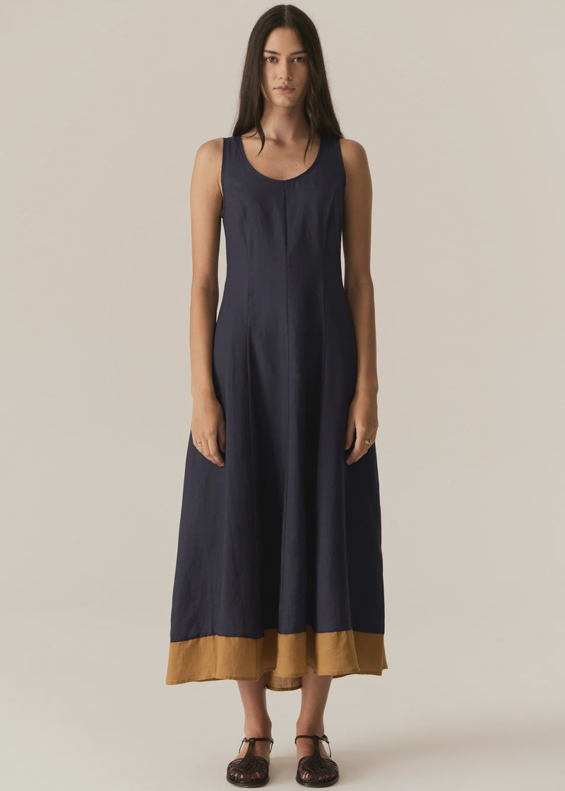 POL - SPECK CONTRAST DRESS
Featuring contrast hem detailing and a stunning silhouette, the Speck Contrast Dress can be easily dressed up or down.
-Invisible zip closure and hook and eye fastening at the centre back.
-Scooped neckline.
-Sleeveless design.
-Panelled design creates tapered waist for a body skimming silhouette, that flares out over the hips into a full skirt.
-Contrast panel at the hem.