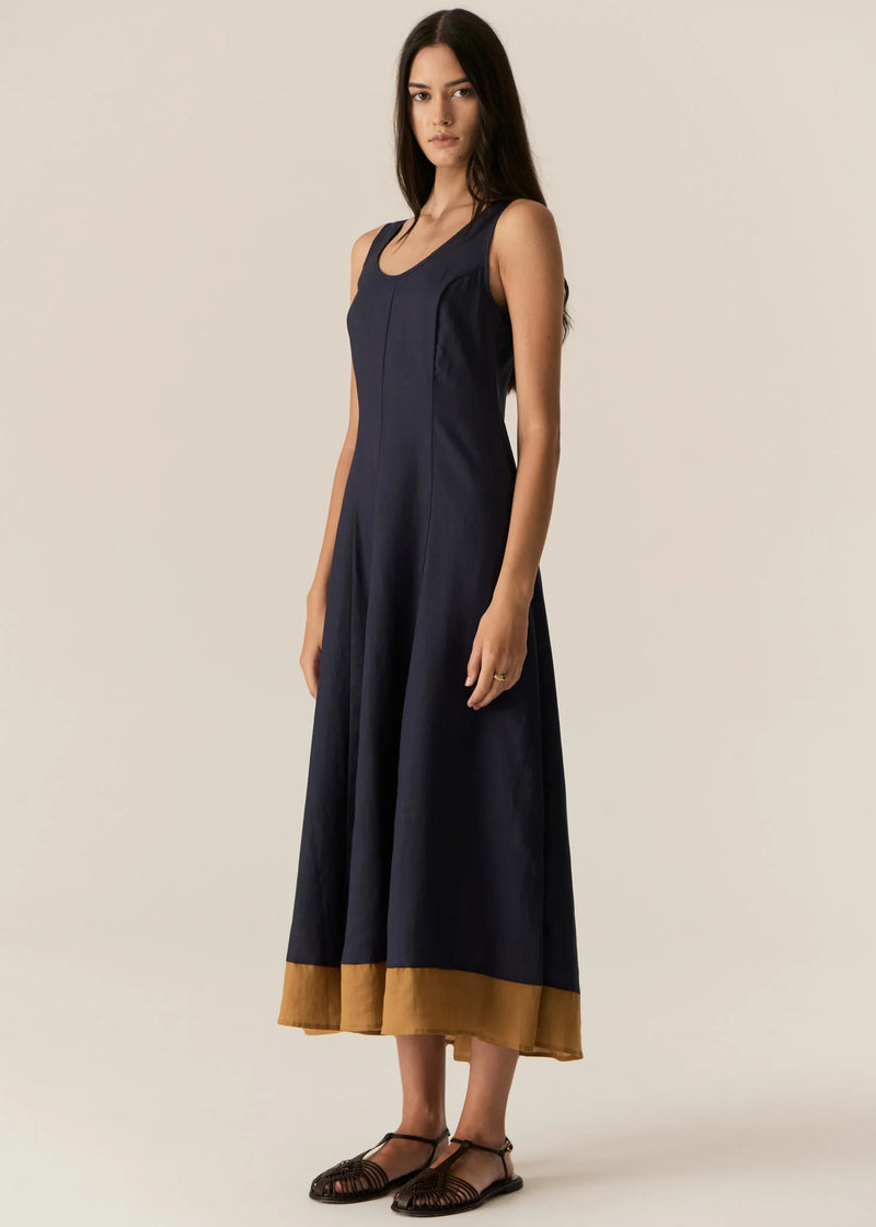 POL - SPECK CONTRAST DRESS
Featuring contrast hem detailing and a stunning silhouette, the Speck Contrast Dress can be easily dressed up or down.
-Invisible zip closure and hook and eye fastening at the centre back.
-Scooped neckline.
-Sleeveless design.
-Panelled design creates tapered waist for a body skimming silhouette, that flares out over the hips into a full skirt.
-Contrast panel at the hem.
