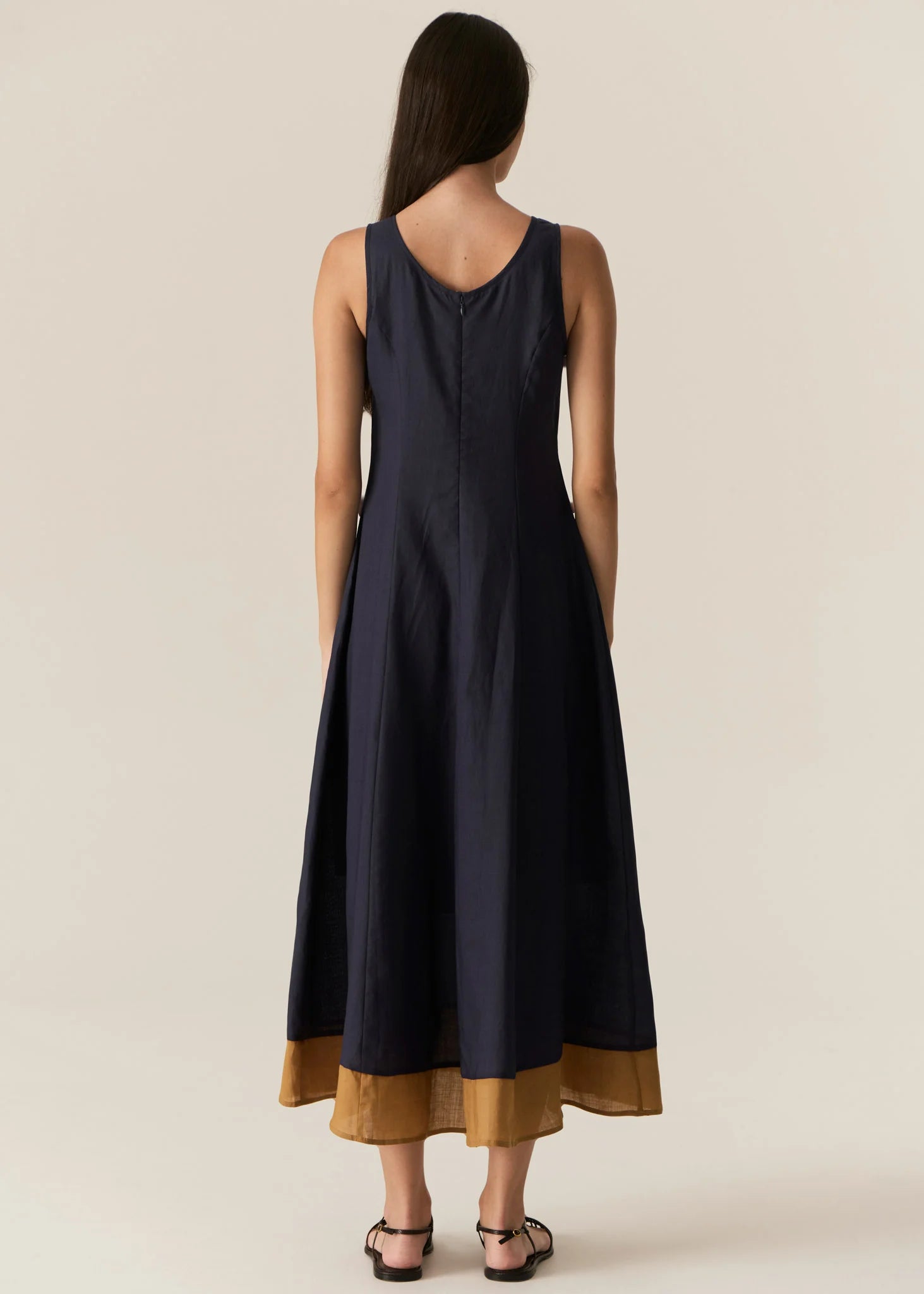 POL - SPECK CONTRAST DRESS
Featuring contrast hem detailing and a stunning silhouette, the Speck Contrast Dress can be easily dressed up or down.
-Invisible zip closure and hook and eye fastening at the centre back.
-Scooped neckline.
-Sleeveless design.
-Panelled design creates tapered waist for a body skimming silhouette, that flares out over the hips into a full skirt.
-Contrast panel at the hem.