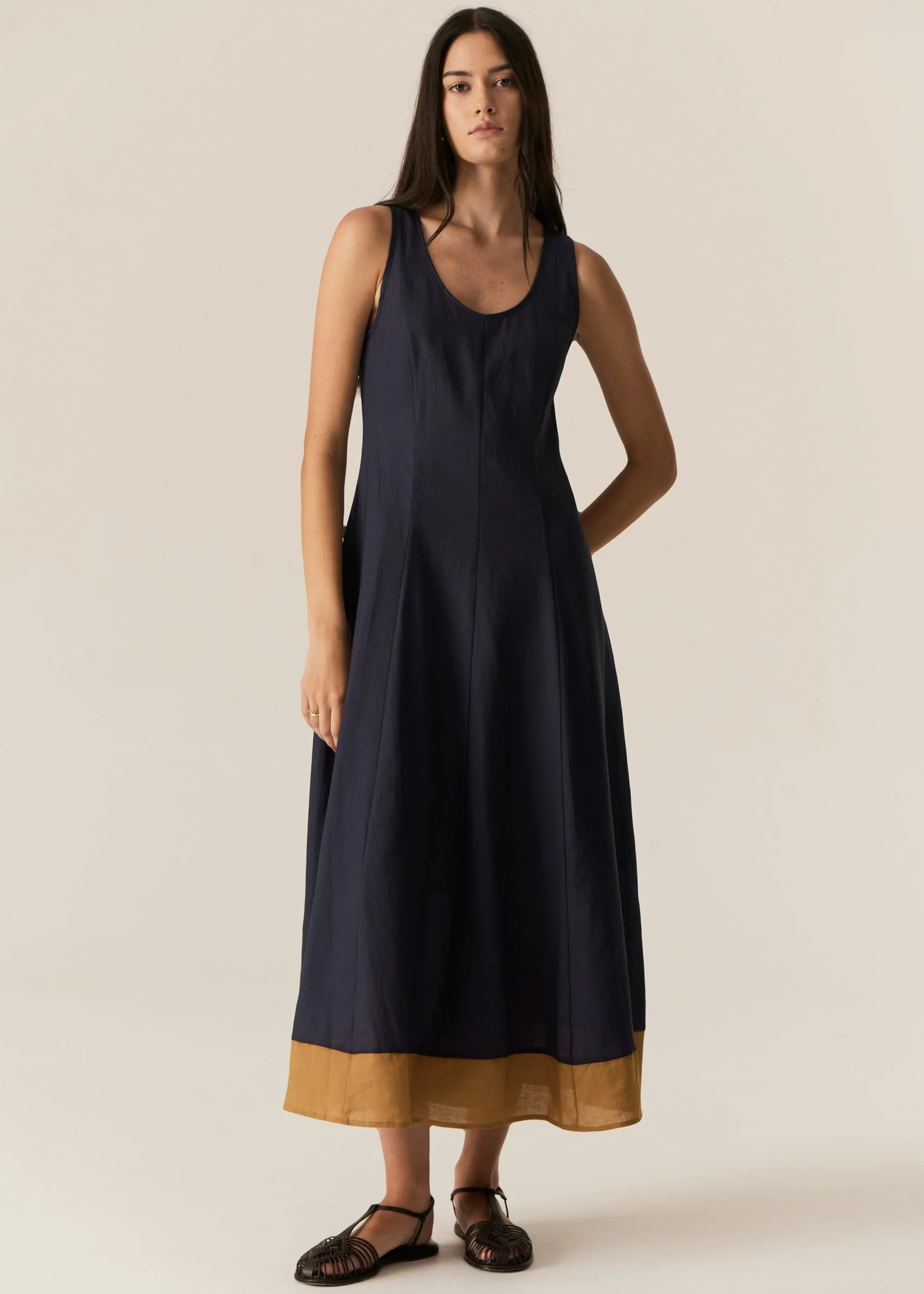 POL - SPECK CONTRAST DRESS
Featuring contrast hem detailing and a stunning silhouette, the Speck Contrast Dress can be easily dressed up or down.
-Invisible zip closure and hook and eye fastening at the centre back.
-Scooped neckline.
-Sleeveless design.
-Panelled design creates tapered waist for a body skimming silhouette, that flares out over the hips into a full skirt.
-Contrast panel at the hem.