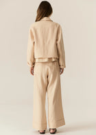 POL | SAGA JACKET : -Classic collar.
-3 button fastening, dyed to match.
-Full length sleeves.
-Two front patch pockets.
-Tonal topstitch details throughout.
-Boxy silhouette.
-Available in Butter, Blue and Ink.
-Style back with the Saga Pant in the matching colour.
-Marisa is 179cm tall and wearing a size 8 in the Ink. Valeria is 177cm tall and a 6-8 wearing a size 8 in the Butter and Blue.
-100% Linen.