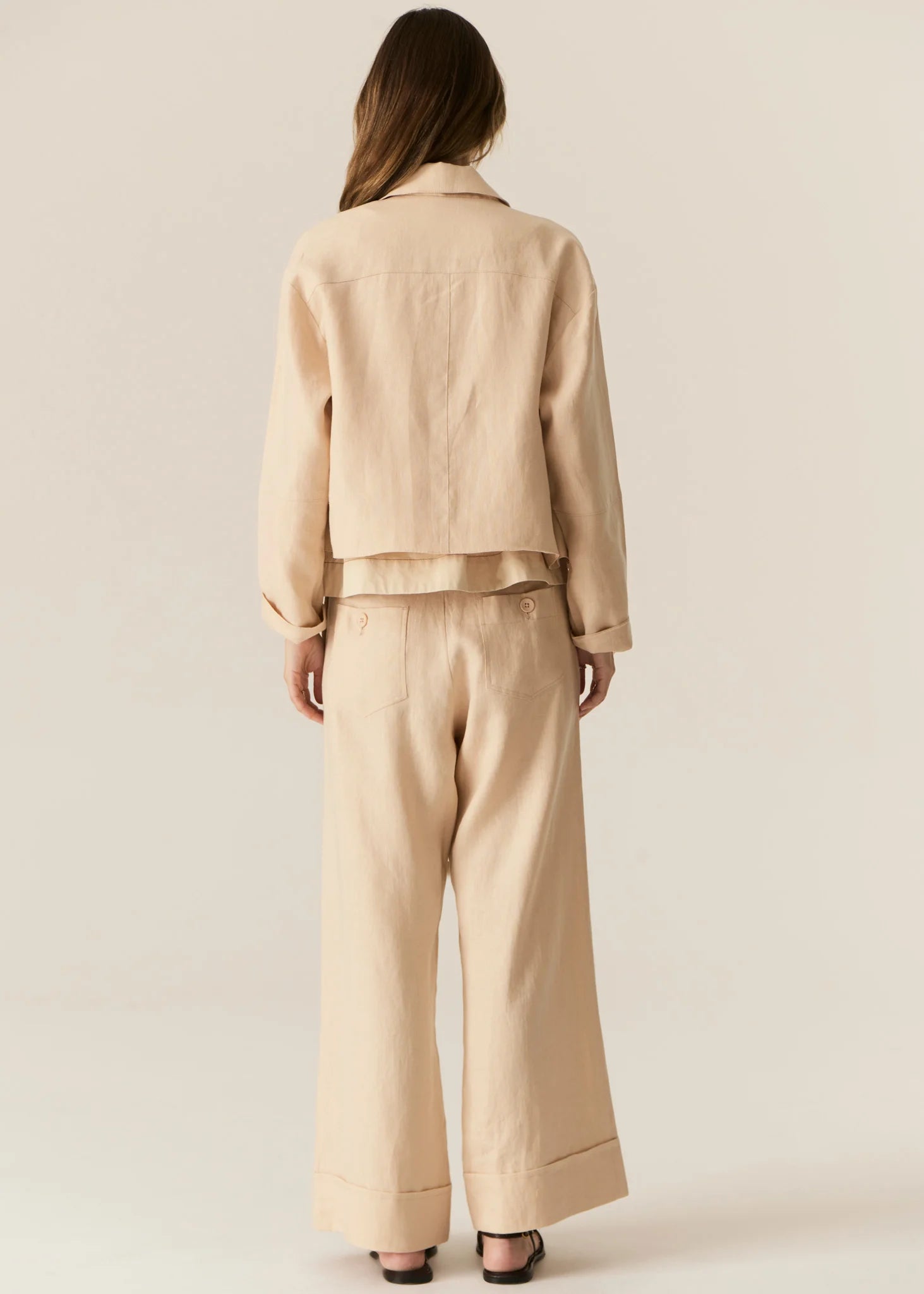 POL | SAGA JACKET : -Classic collar.
-3 button fastening, dyed to match.
-Full length sleeves.
-Two front patch pockets.
-Tonal topstitch details throughout.
-Boxy silhouette.
-Available in Butter, Blue and Ink.
-Style back with the Saga Pant in the matching colour.
-Marisa is 179cm tall and wearing a size 8 in the Ink. Valeria is 177cm tall and a 6-8 wearing a size 8 in the Butter and Blue.
-100% Linen.