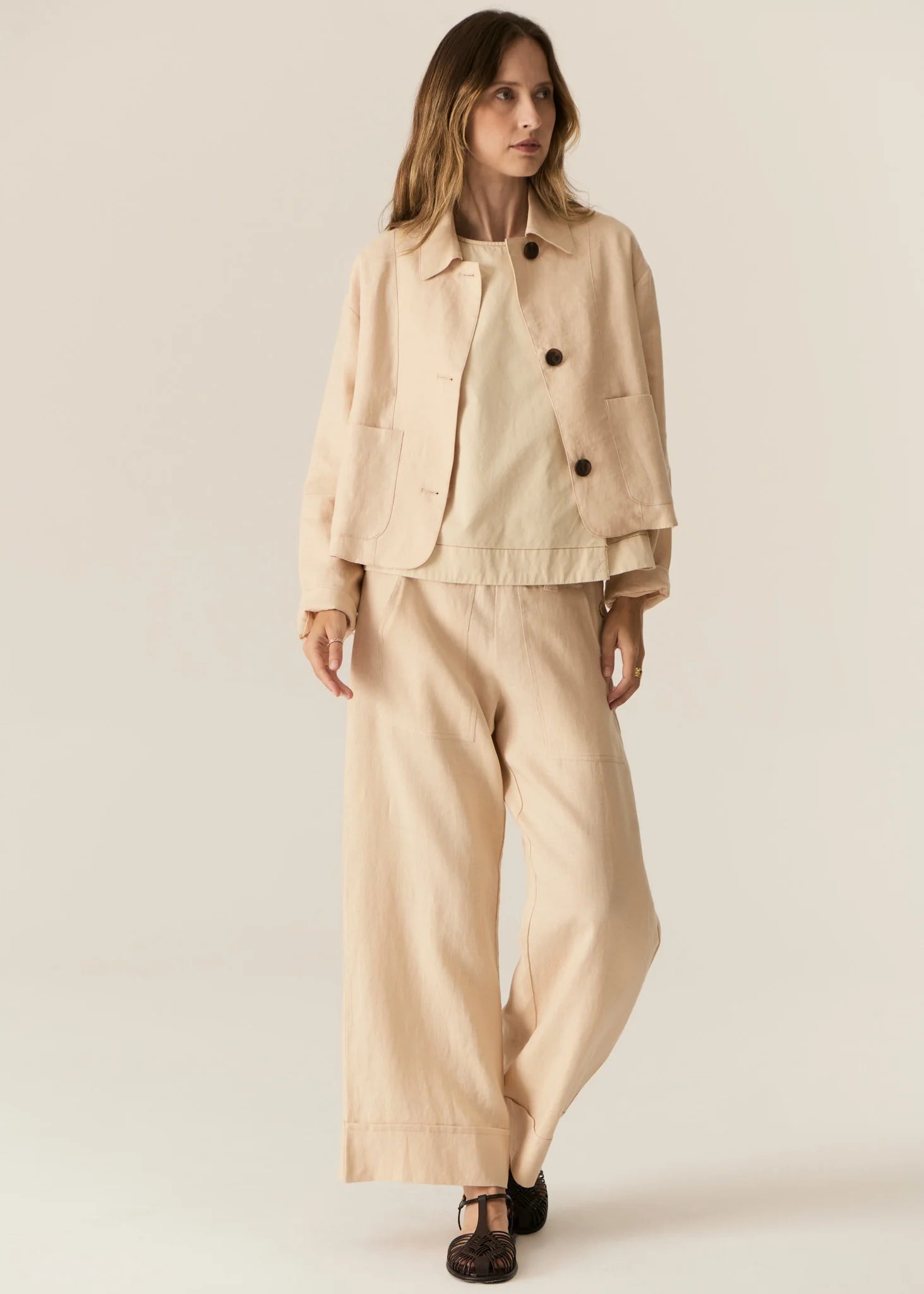 POL | SAGA JACKET : -Classic collar.
-3 button fastening, dyed to match.
-Full length sleeves.
-Two front patch pockets.
-Tonal topstitch details throughout.
-Boxy silhouette.
-Available in Butter, Blue and Ink.
-Style back with the Saga Pant in the matching colour.
-Marisa is 179cm tall and wearing a size 8 in the Ink. Valeria is 177cm tall and a 6-8 wearing a size 8 in the Butter and Blue.
-100% Linen.