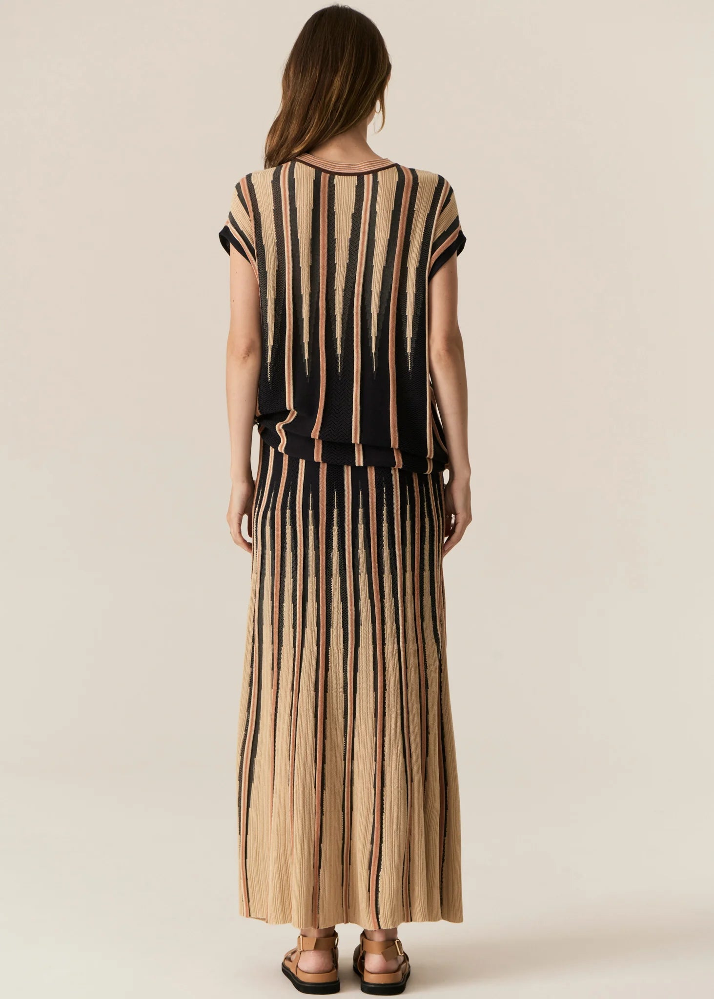  POL - TEDD KNIT SKIRT
The Tedd Knit Skirt combines our signature knitted pleat detailing with pointelle stitch, and a stunning intarsia pattern in three key colourways.
-Striped elasticised waistband - pull on style.-Half lining.-Spiked intarsia detailing from the hem up.-Vertical two tone stripe detailing separates pointelle stitch and jersey intarsia knit panels to create a multi-textured look you won't find anywhere else.-Midi length, a-line 