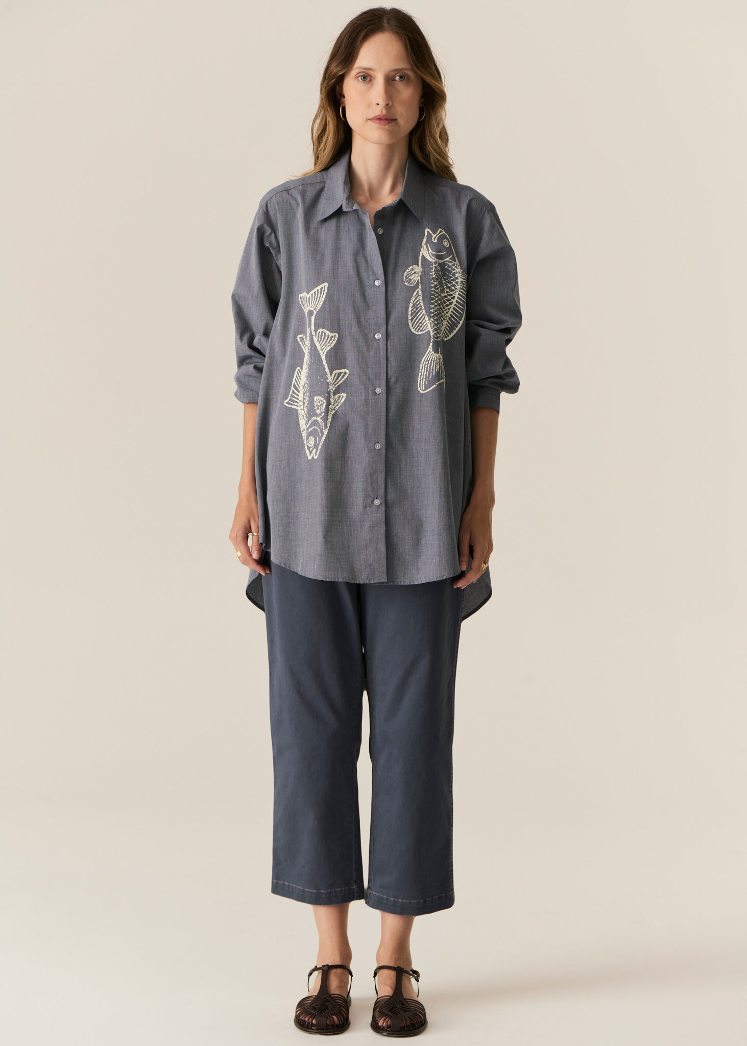 POL CASSIS FISH SHIRT
-Classic shirt collar.
-Button closure through the centre front.
-Gathered detail from yoke at the centre back.
-In-house designed placement fish print on either side at the front.
-Full length sleeves.
-Gathers at the cuffs - two button closure.
-Oversized fit through the body - longline silhouette.
-Hem curves down at the centre back.
-A-line shape.
-Available in Denim/Pebble and Natural/Berry.
100% COTTON