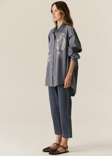 POL CASSIS FISH SHIRT
-Classic shirt collar.
-Button closure through the centre front.
-Gathered detail from yoke at the centre back.
-In-house designed placement fish print on either side at the front.
-Full length sleeves.
-Gathers at the cuffs - two button closure.
-Oversized fit through the body - longline silhouette.
-Hem curves down at the centre back.
-A-line shape.
-Available in Denim/Pebble and Natural/Berry.
100% COTTON