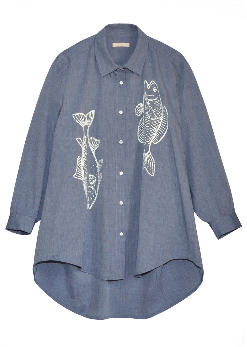 POL CASSIS FISH SHIRT
-Classic shirt collar.
-Button closure through the centre front.
-Gathered detail from yoke at the centre back.
-In-house designed placement fish print on either side at the front.
-Full length sleeves.
-Gathers at the cuffs - two button closure.
-Oversized fit through the body - longline silhouette.
-Hem curves down at the centre back.
-A-line shape.
-Available in Denim/Pebble and Natural/Berry.
100% COTTON