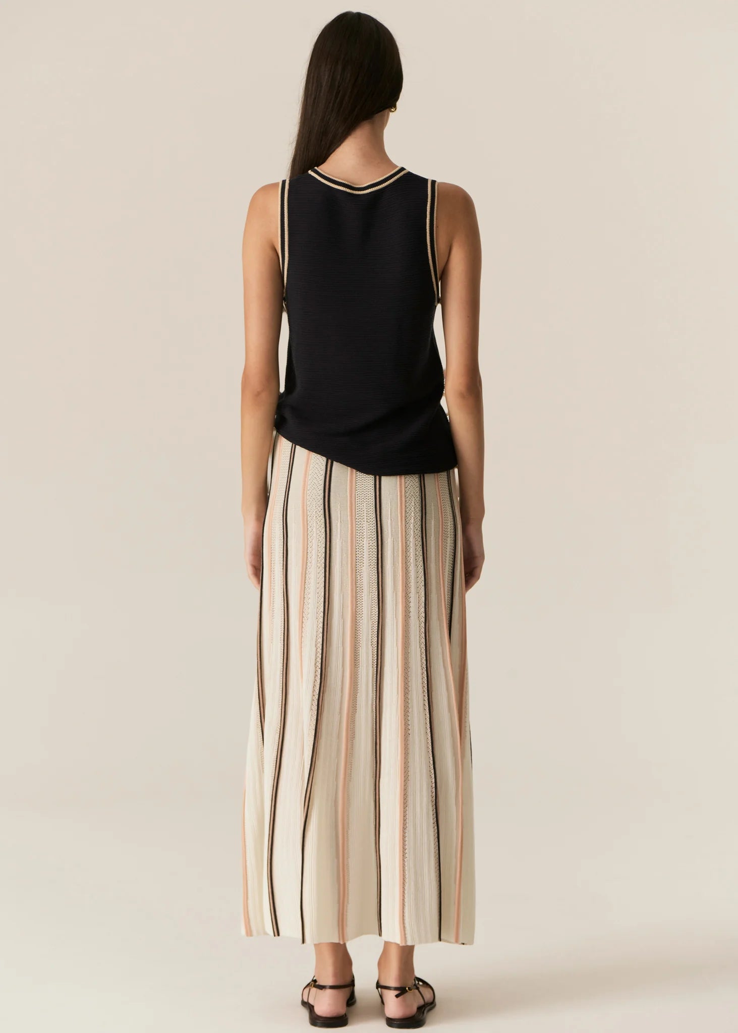  POL - TEDD KNIT SKIRT
The Tedd Knit Skirt combines our signature knitted pleat detailing with pointelle stitch, and a stunning intarsia pattern in three key colourways.
-Striped elasticised waistband - pull on style.-Half lining.-Spiked intarsia detailing from the hem up.-Vertical two tone stripe detailing separates pointelle stitch and jersey intarsia knit panels to create a multi-textured look you won't find anywhere else.-Midi length, a-line 