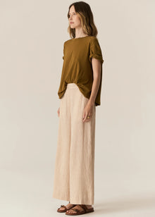  POL - ZONE CAP TEE
We’ve taken our signature twisted sleeve detail and added it to a Tee! The Zone Cap Tee features a short cap sleeve with a twist detail at the cuff.
-Round neckline.
-Cap sleeve.
-Twist detail on the sleeve creates a rolled up effect.
-Oversized fit through the body.
-Available in Black, Khaki and White.