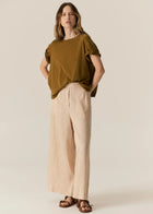  POL - ZONE CAP TEE
We’ve taken our signature twisted sleeve detail and added it to a Tee! The Zone Cap Tee features a short cap sleeve with a twist detail at the cuff.
-Round neckline.
-Cap sleeve.
-Twist detail on the sleeve creates a rolled up effect.
-Oversized fit through the body.
-Available in Black, Khaki and White.