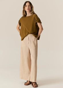  POL - ZONE CAP TEE
We’ve taken our signature twisted sleeve detail and added it to a Tee! The Zone Cap Tee features a short cap sleeve with a twist detail at the cuff.
-Round neckline.
-Cap sleeve.
-Twist detail on the sleeve creates a rolled up effect.
-Oversized fit through the body.
-Available in Black, Khaki and White.