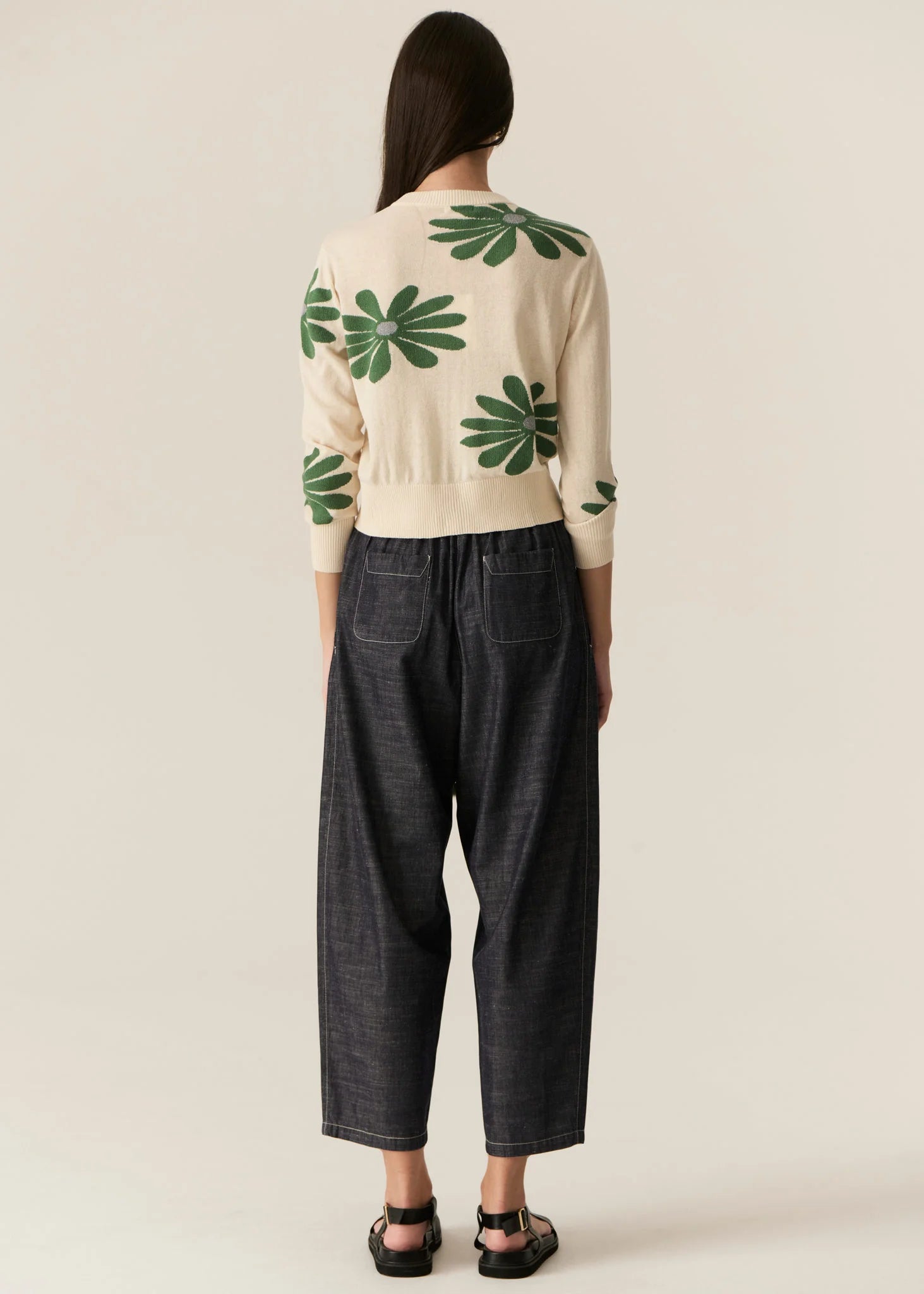 POL | LASK DAISY CARDI
-Round, ribbed neckline.
-Matching button closure through the centre front.
-Soft lightweight cotton yarn - perfect for layering in Spring.
-Intarsia Daisy detail - petals in cotton, centre in lurex yarn.
-Full length sleeves - deep ribbed cuffs.
-Regular fit through the body.
-Deep ribbed hem.
-Marisa is 179cm tall and a size 8, wearing a size S in all colours.
-Approximate length in cm by size: XS/52cm, S/53cm, M/54cm, L/55cm, XL/56cm.
-97% Cotton / 3% Metallic.
