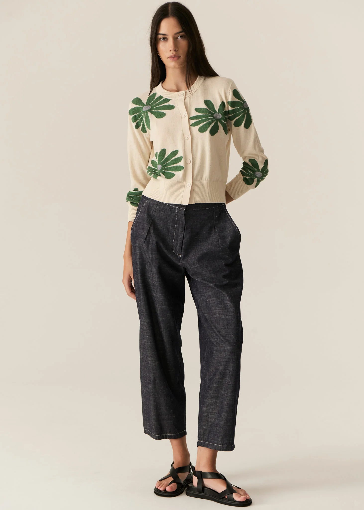 POL | LASK DAISY CARDI
-Round, ribbed neckline.
-Matching button closure through the centre front.
-Soft lightweight cotton yarn - perfect for layering in Spring.
-Intarsia Daisy detail - petals in cotton, centre in lurex yarn.
-Full length sleeves - deep ribbed cuffs.
-Regular fit through the body.
-Deep ribbed hem.
-Marisa is 179cm tall and a size 8, wearing a size S in all colours.
-Approximate length in cm by size: XS/52cm, S/53cm, M/54cm, L/55cm, XL/56cm.
-97% Cotton / 3% Metallic.