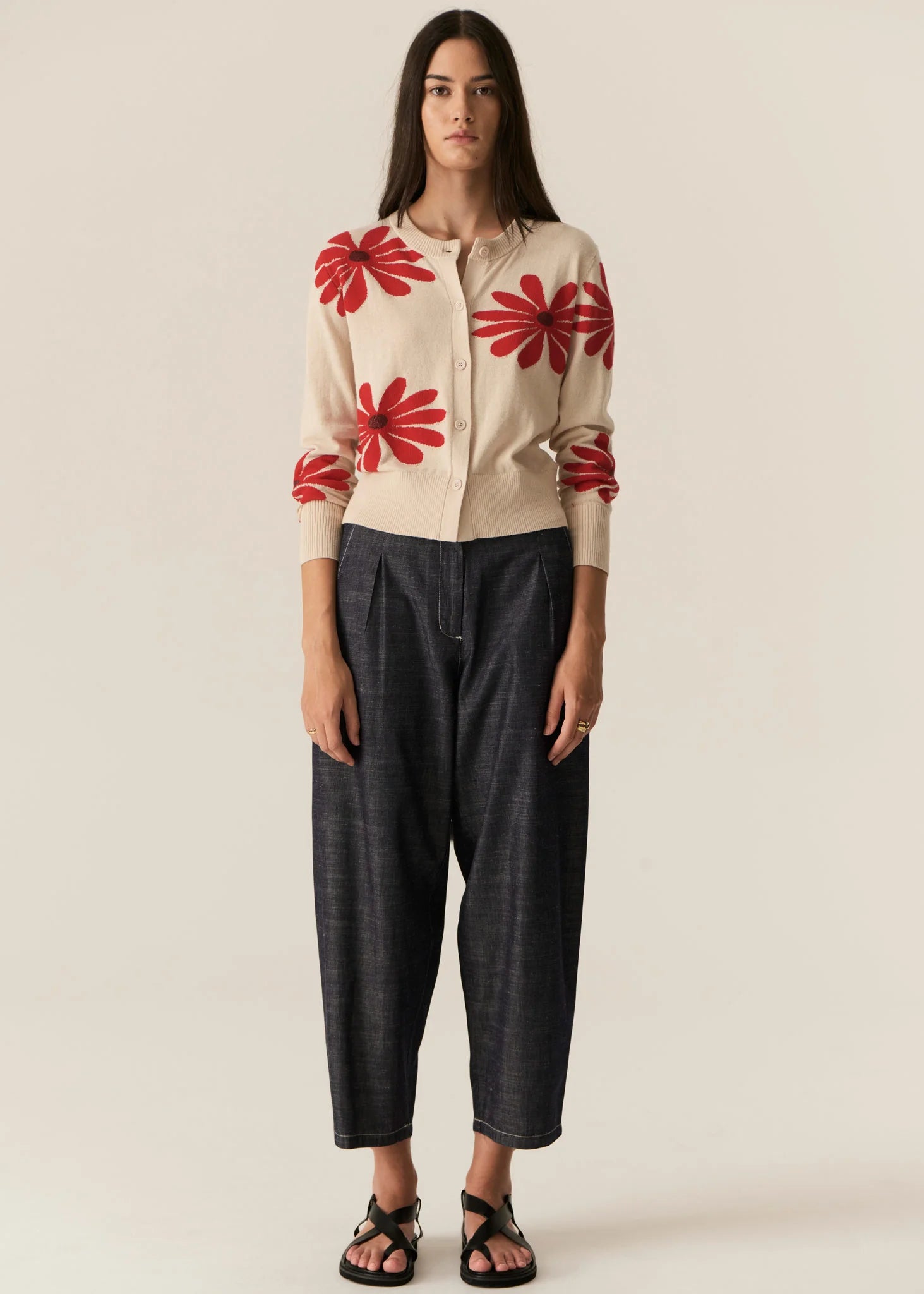 POL | LASK DAISY CARDI
-Round, ribbed neckline.
-Matching button closure through the centre front.
-Soft lightweight cotton yarn - perfect for layering in Spring.
-Intarsia Daisy detail - petals in cotton, centre in lurex yarn.
-Full length sleeves - deep ribbed cuffs.
-Regular fit through the body.
-Deep ribbed hem.
-Marisa is 179cm tall and a size 8, wearing a size S in all colours.
-Approximate length in cm by size: XS/52cm, S/53cm, M/54cm, L/55cm, XL/56cm.
-97% Cotton / 3% Metallic.